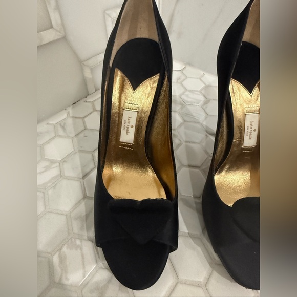 Kate Spade Collana Black Satin Peep-Toe Heels with heart detail. Size 9.5 B - Picture 5 of 12